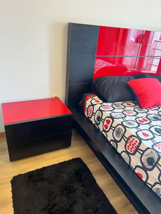 Cama casal c/ estrado + colchão + 2 mesas de cabeceira