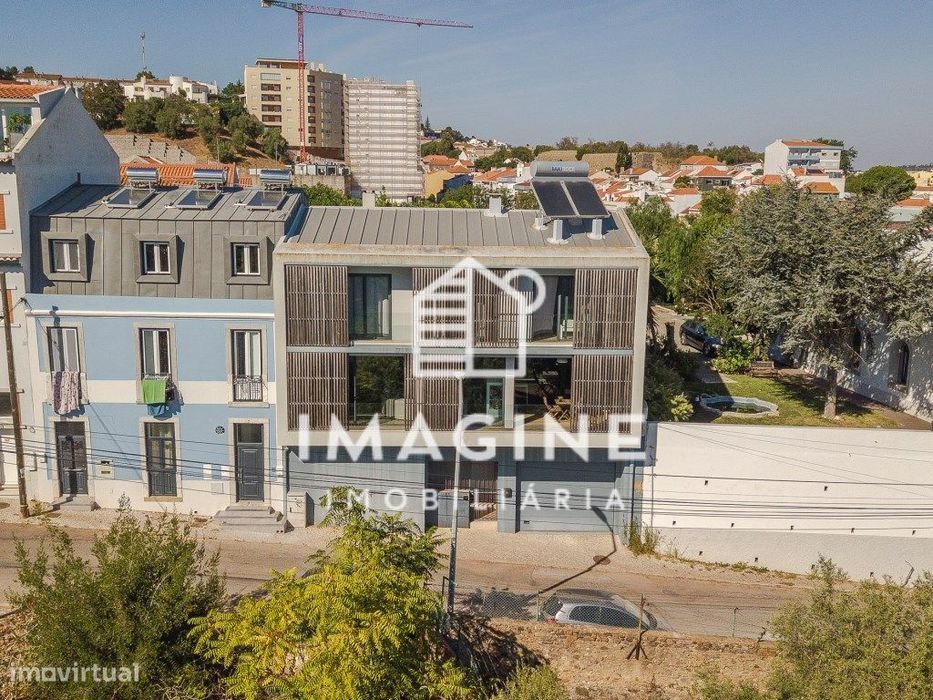 Moradia recente, de arquitectura contemporânea. com vista para o Ri...