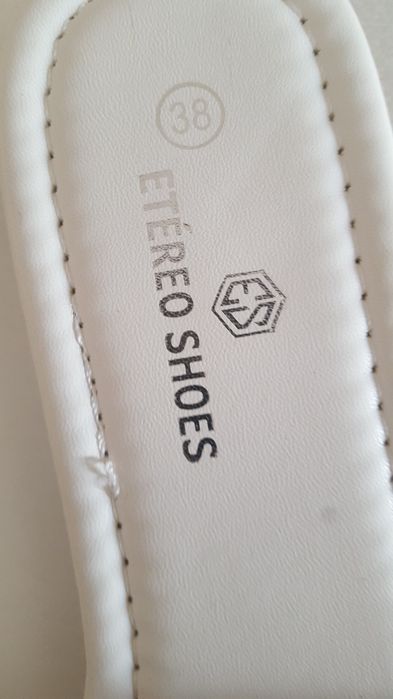 Chinelos brancos tamanho 38