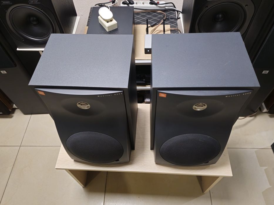 JBL 4208 студійні монітори пасивні ВЧ 1" титан, НЧ 8", Акустика