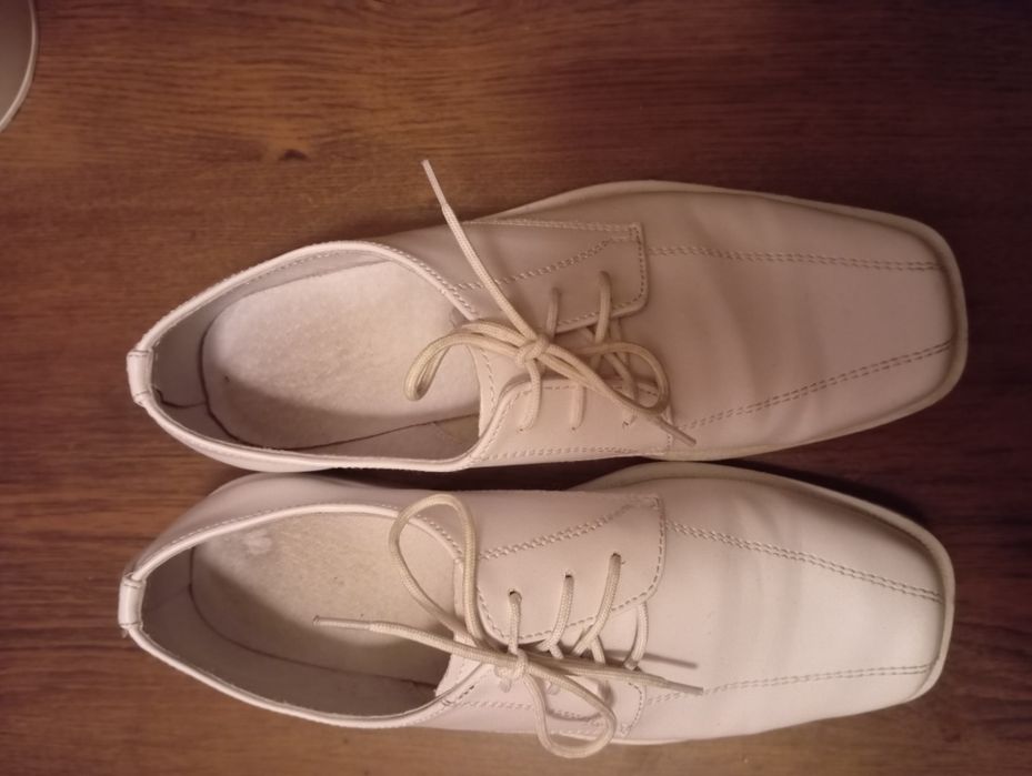 Białe buty eleganckie