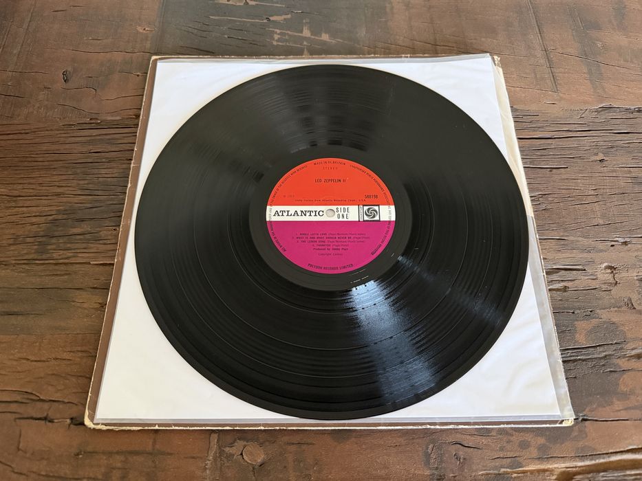 Vinil LP Led Zeppelin II – Atlantic UK, rótulo plum (2.ª prensagem)