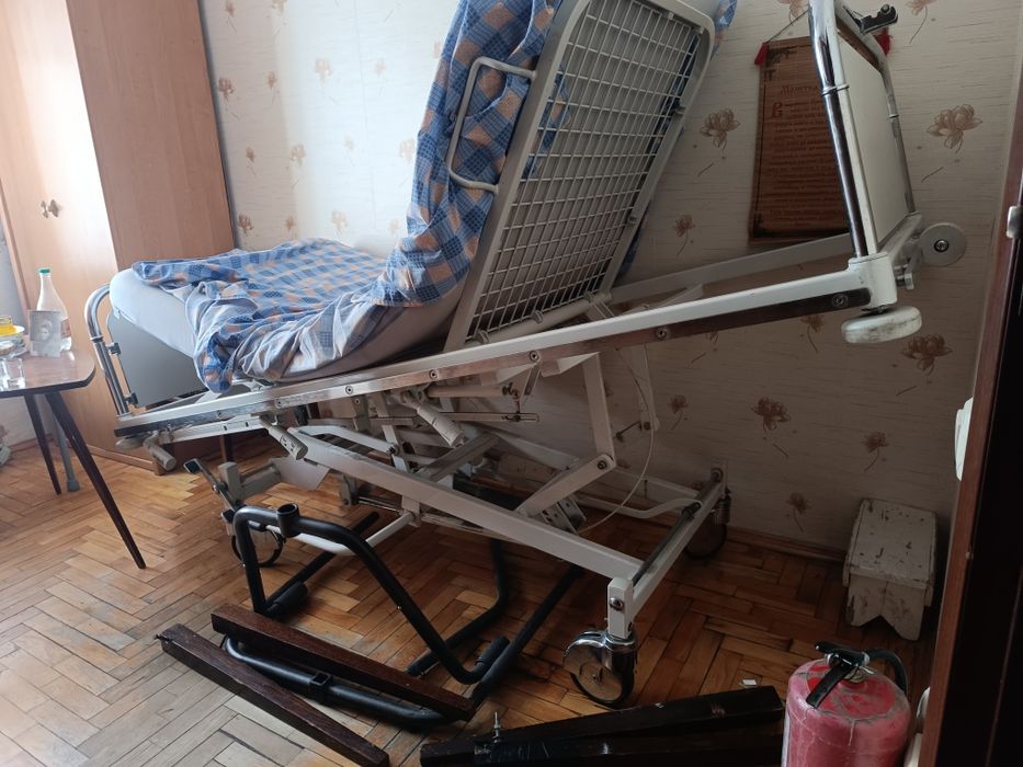 Кровать медицинская.