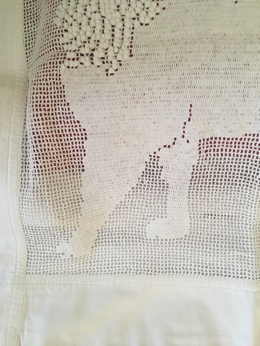 Capa de almofada em crochet aplicado com borboto