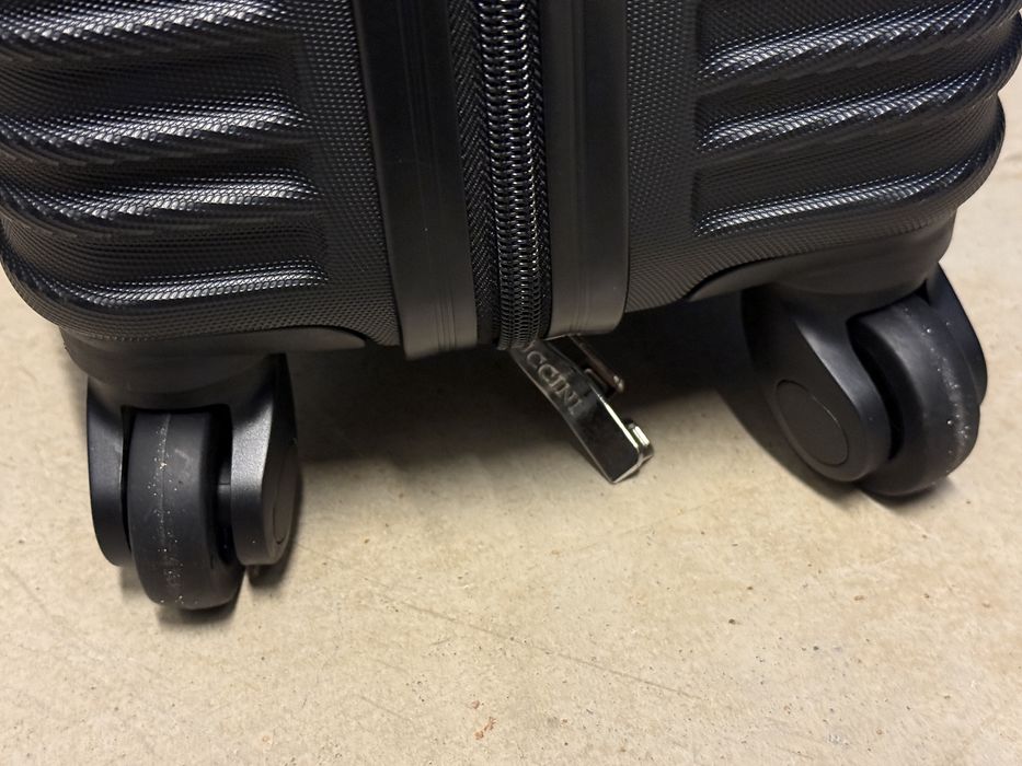 Walizka kabinowa Puccini (nowy typ zamka TSA) 20*36*55cm czarna i złot