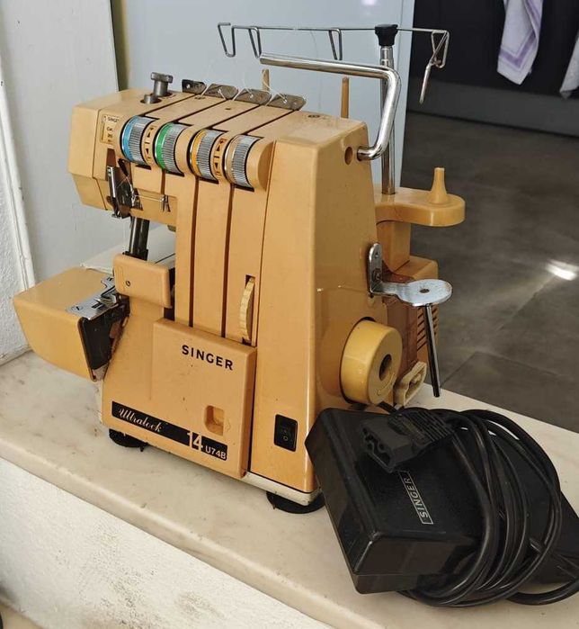 Máquina de costura corte e cose Singer Ultralock 14U74B
