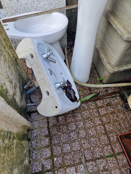 Lavatórios, sanitas e outros