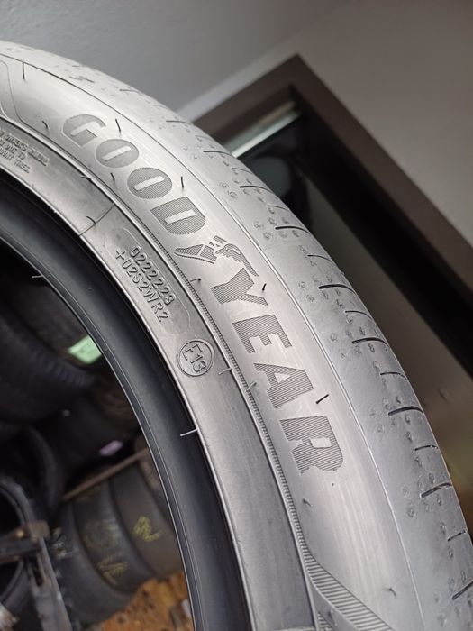 215/50/18 Sprzedam parę opon letnich Goodyear