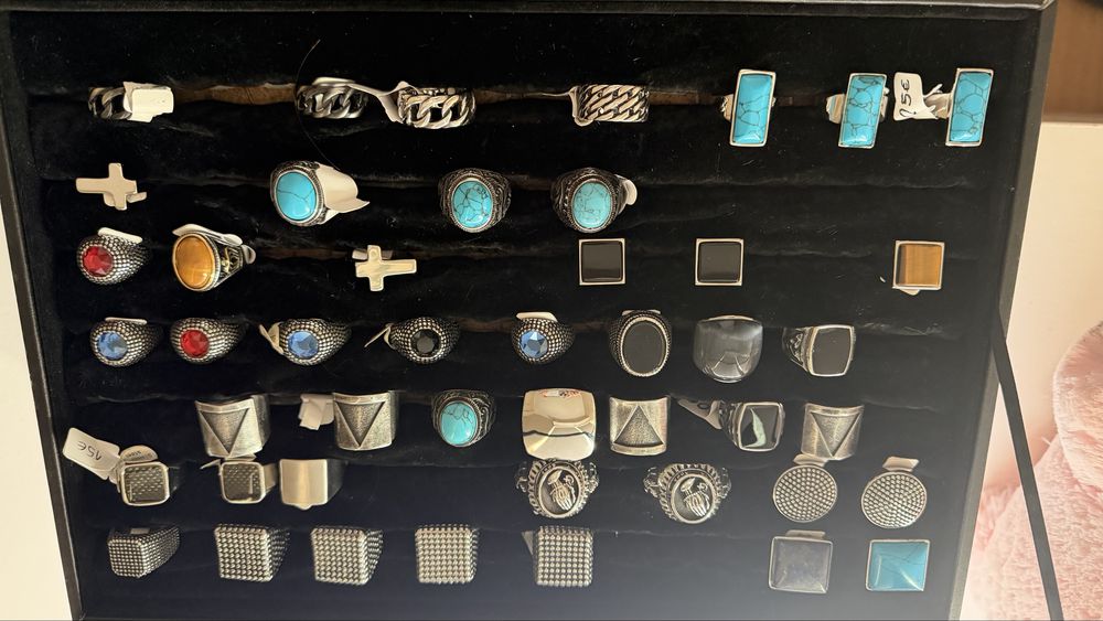 Pulseiras e aneis em aço