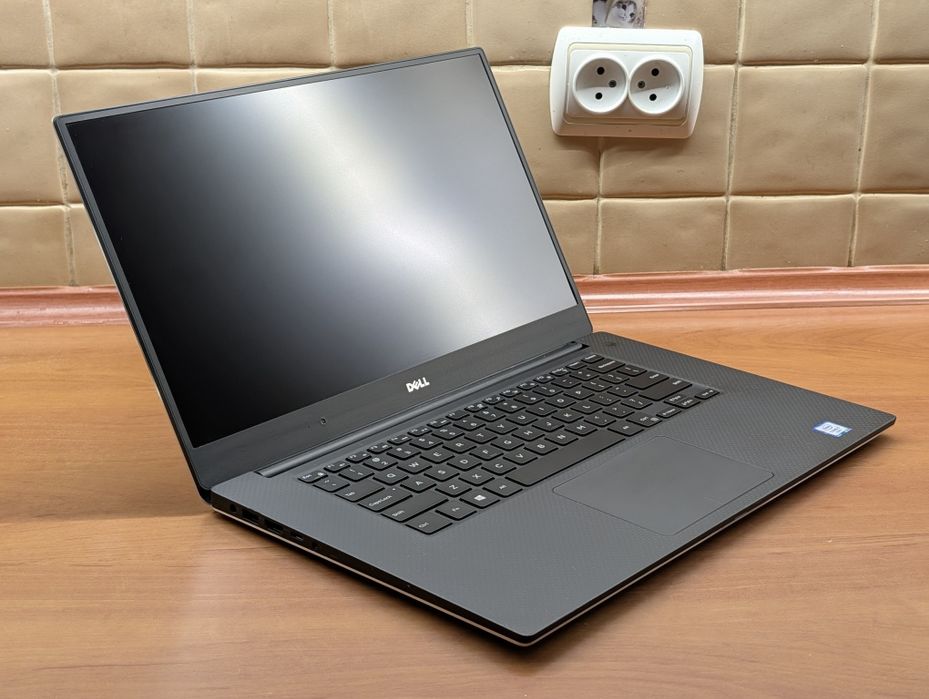 Замовлений Dell XPS 15 9550, i7-6700HQ, GTX 960m, FHD IPS, 12 RAM, 256 ssd