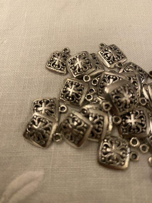 Mix pendentes em prateado e dourado velho. Para bijuteria. Novos.