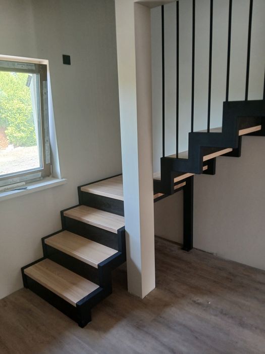 Schody metalowe drewniane balustrady