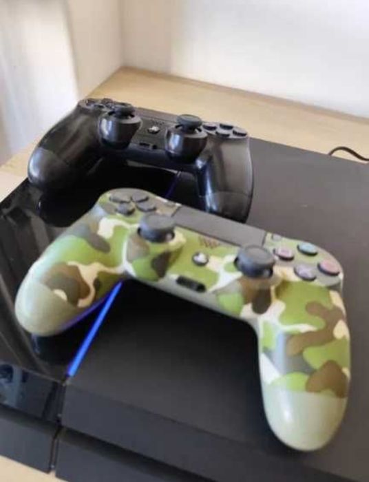PS4 FAT 1ª geração + 2 comandos + Headset Sony camuflado