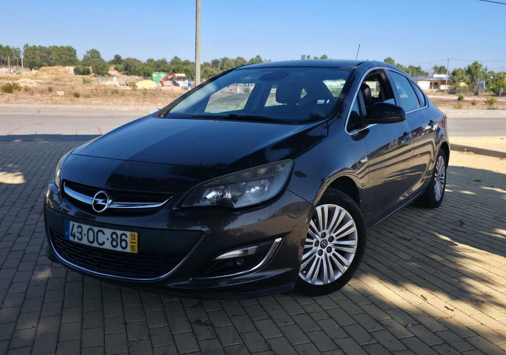 Opel Astra J Sedan Ecoflex | Estofos Pele | Económico e a Circular Diariamente!