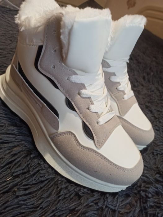 Жіночі зимові кросівки