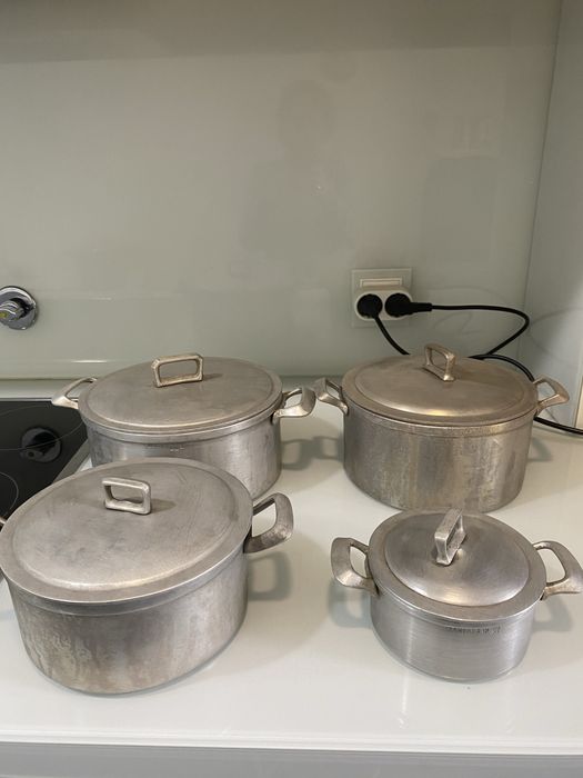 Vendo panelas em aluminio fundido ( uma panela e quatro tachos )