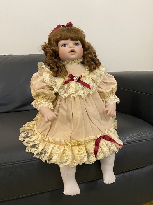 Boneca de porcelana antiga