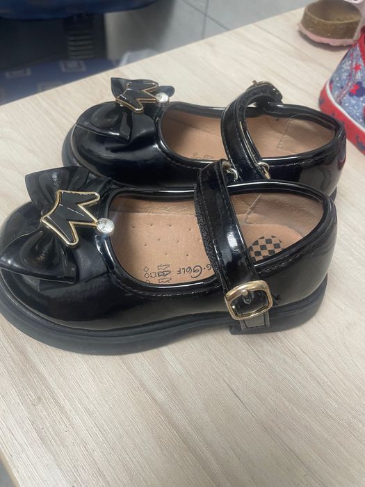 Взуття для дівчинки