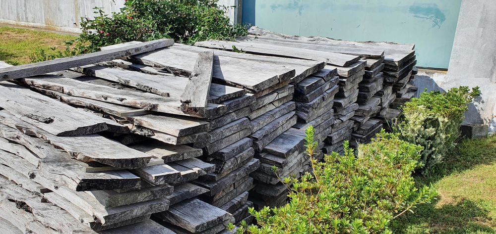 Pranchas de madeira em bruto