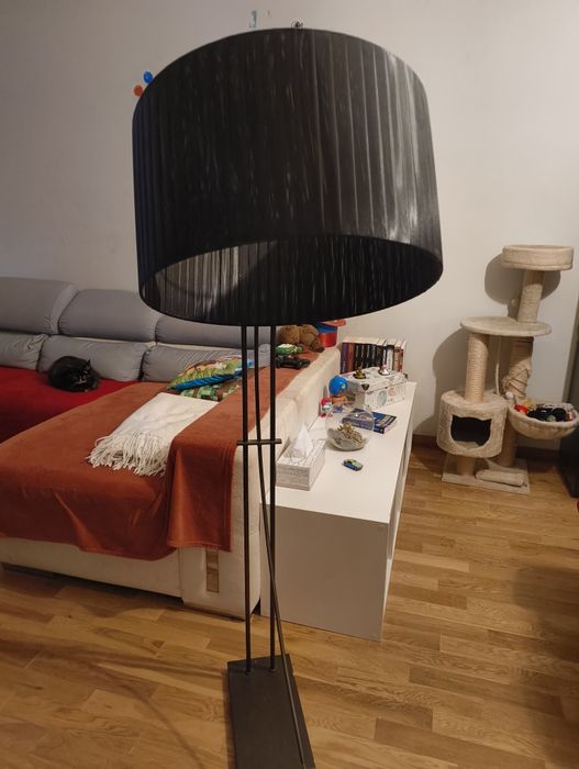 Candeeiro de pé preto