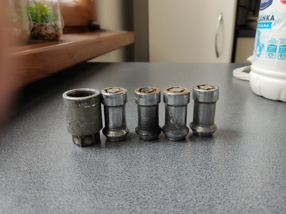 Sprzedam nakrętki zabezpieczające