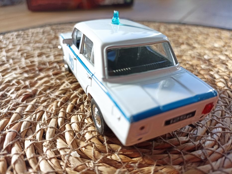 Model fiat 125 / FSO 1500 milicja obywatelska biała