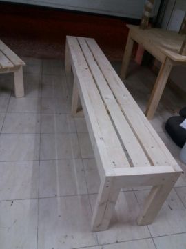 Bancos corridos muito robusto e rústicos.