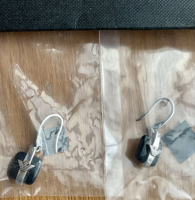 Brincos em prata e ónix da Armani