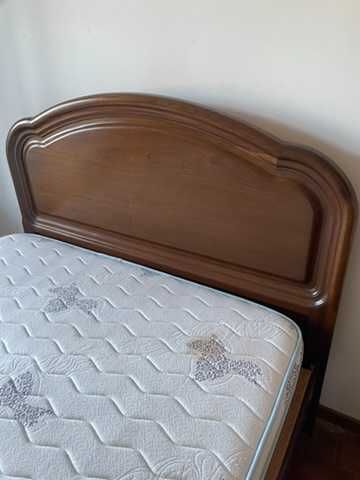 Cama de casal em madeira maciça com colchão