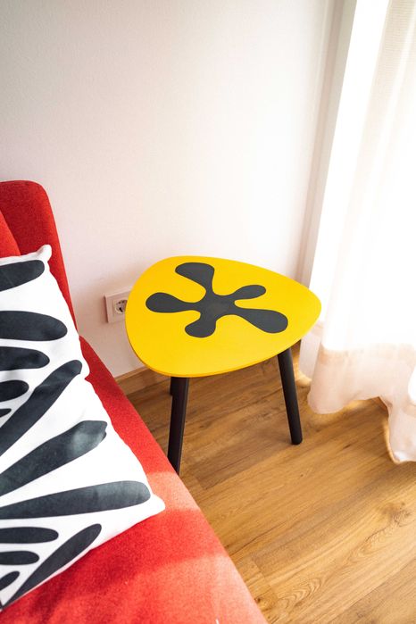 Mesa de apoio triangular