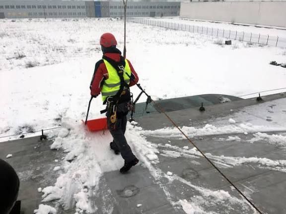 Odśnieżanie dachów i posesji