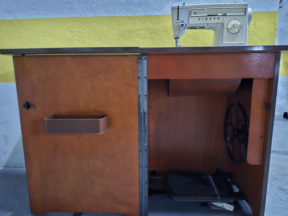 Máquina de costura Singer elétrica com móvel