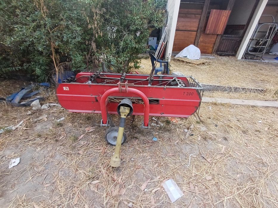 Vendo enfardadeira de rolos e volta fenos