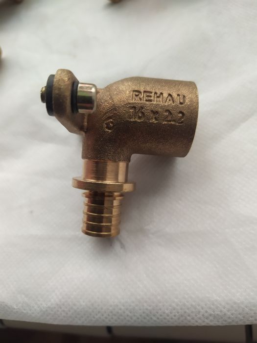 Фітенгі на Рехау. Кути, прямие,тройнікі, зеднювачи і переход 16 на 20.