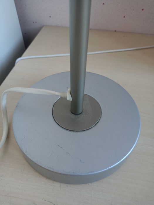 Metalowa lampka na biurko