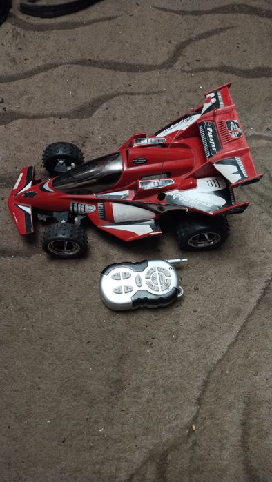 Дитяча машина на радіоуправлінні.