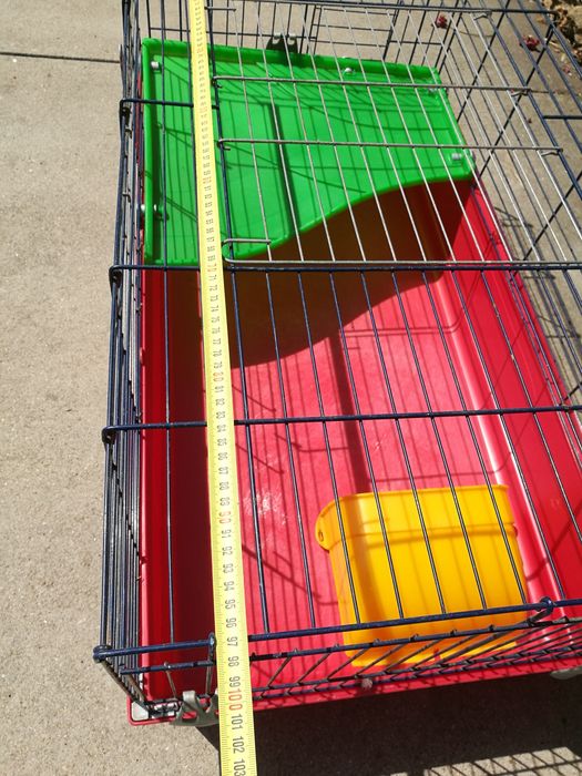 Habitat para animais com plataforma e rampa desmontável