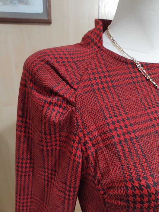 Elegancka bluzka z długim rękawem w czerwono czarną szkocką kratę