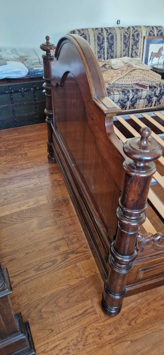 Conjunto cama de casal e guarda fatos estilo Romântico.