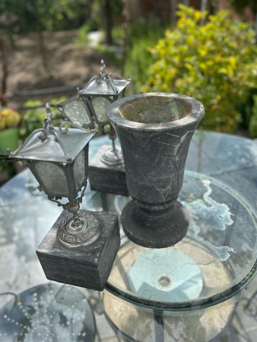 Conjunto de floreira e candeeiros