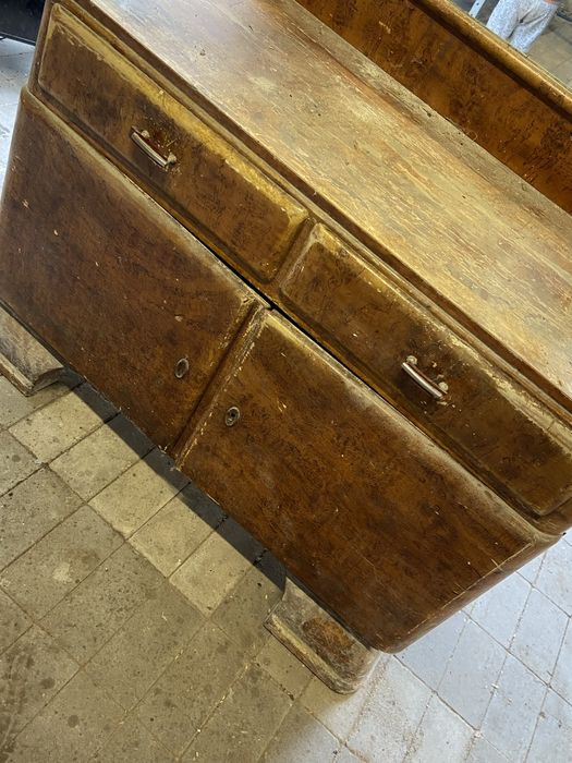 stara toaletka z dużym lustrem