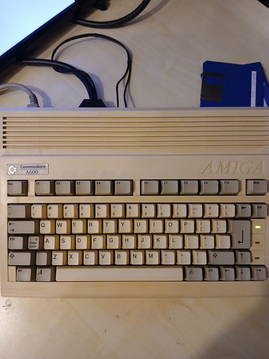 Amiga 600 z fast ram 8MB i kartą cf