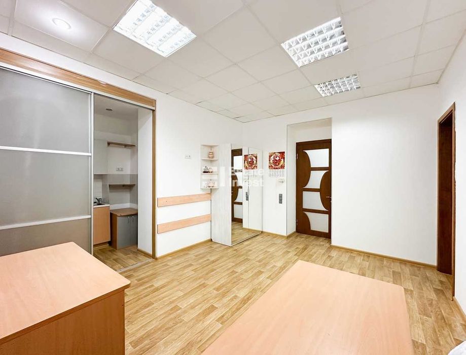 Продам помещение под офис, клинику, фонд по адресу:  ул. Крымская, 8.