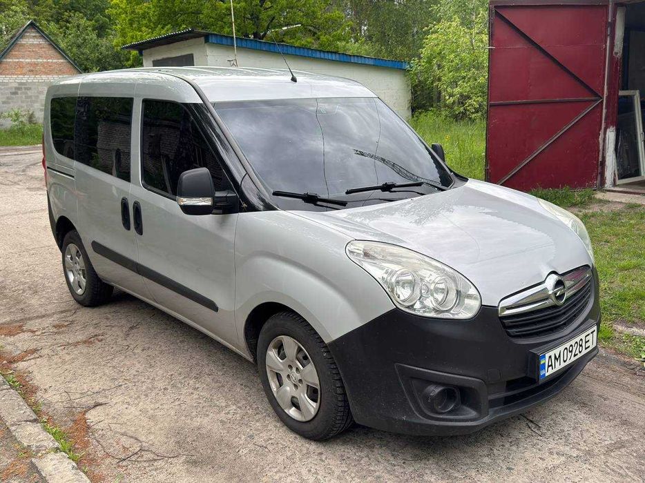 Opel Combo 2015 року в збереженому стані.