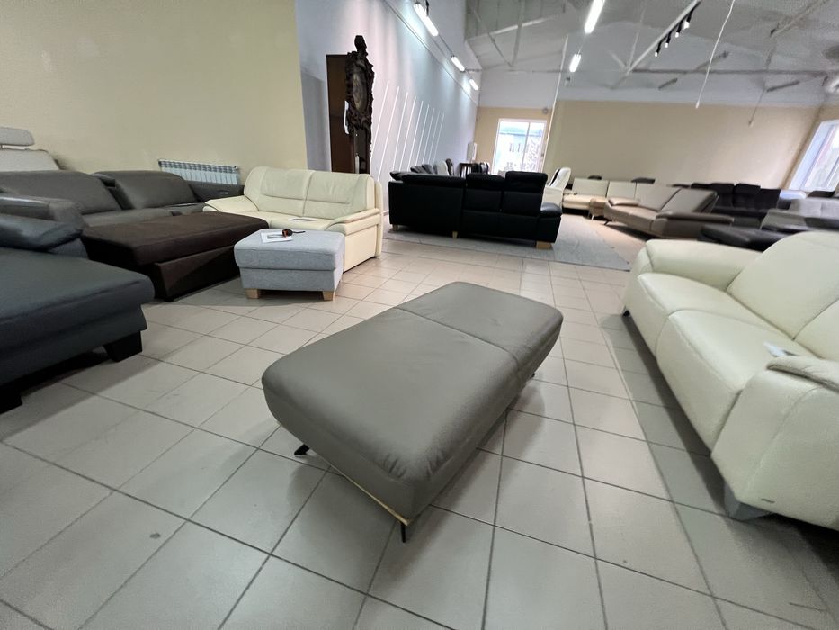 Великий шкіряний пуфік на ніжках