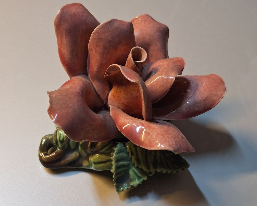 Cerâmica das Caldas da Rainha . Rosa de parede