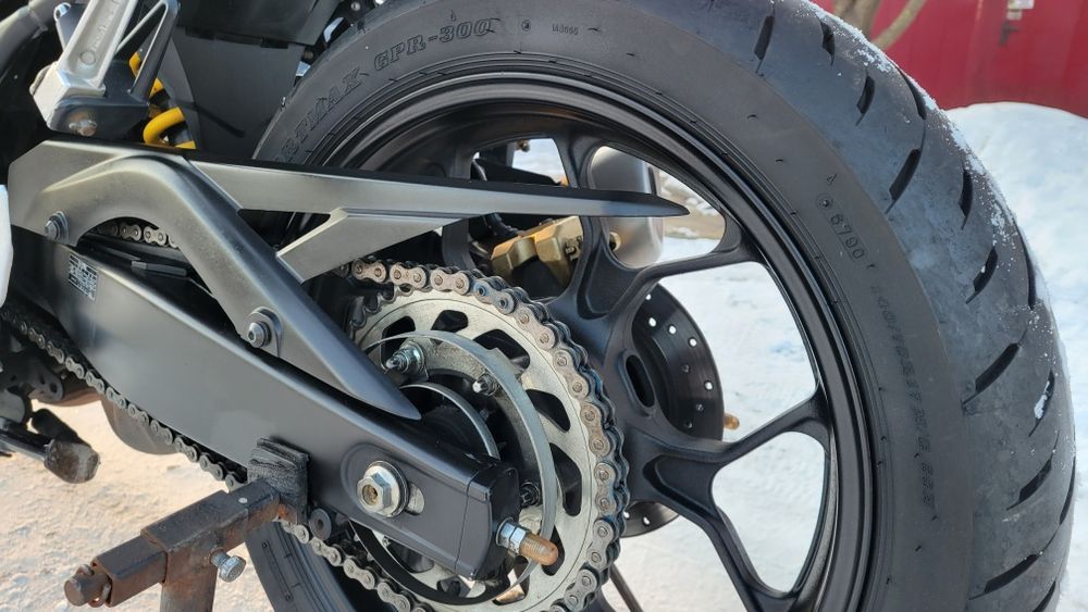 Yamaha R25. Sport Bike