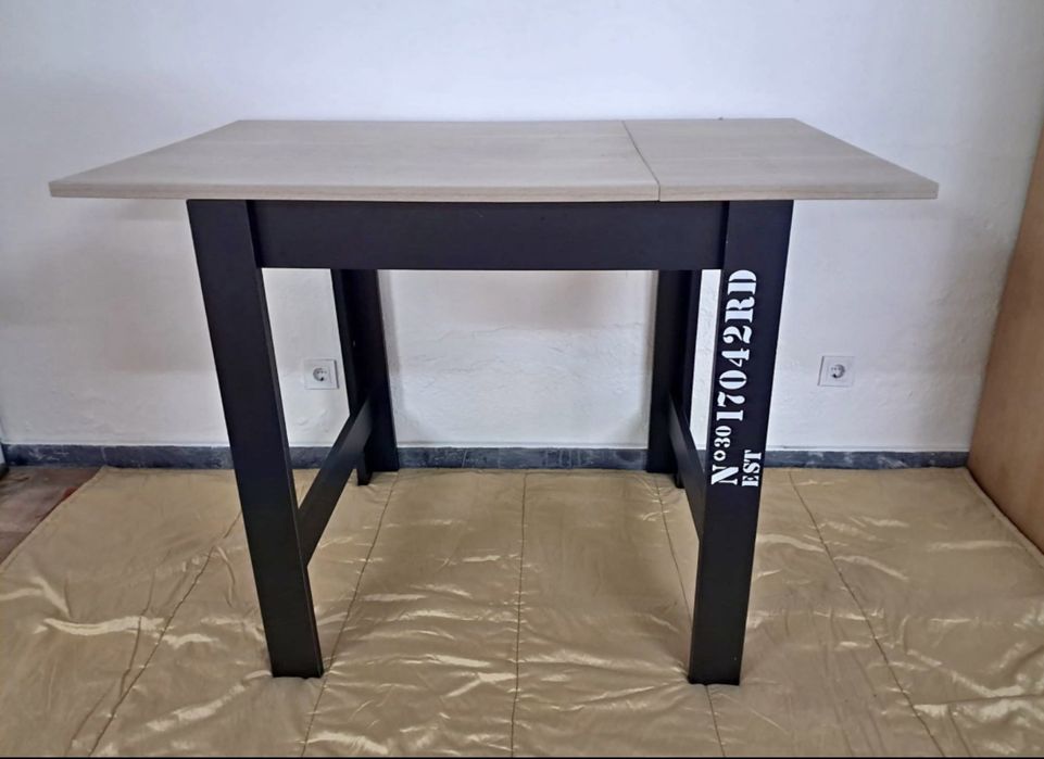 Mesa e cadeiras altas