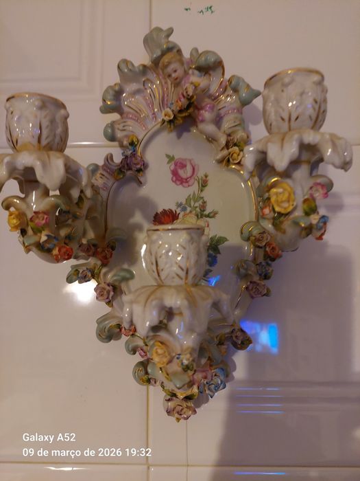 Castiçal de parede em porcelana decorativa