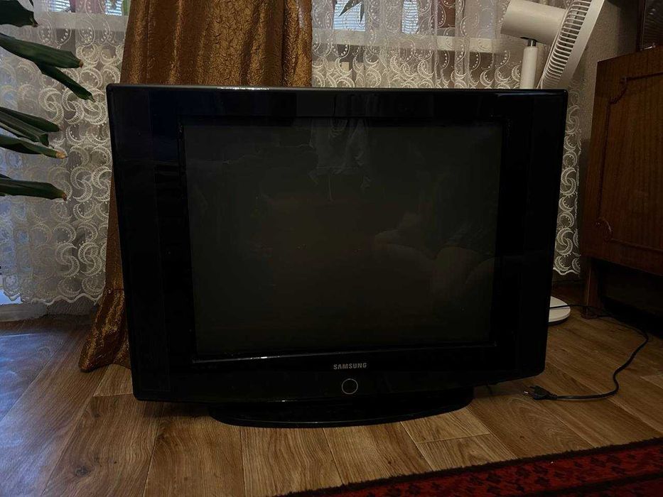 Телевізор Samsung 2007 року, діагональ 72 см